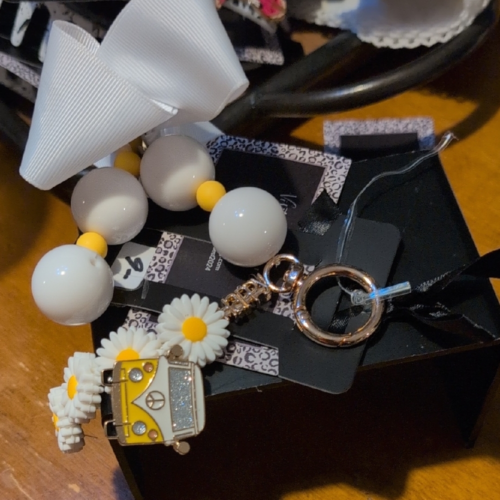 White and Yellow Beaded Keychain with Daisy Charm
